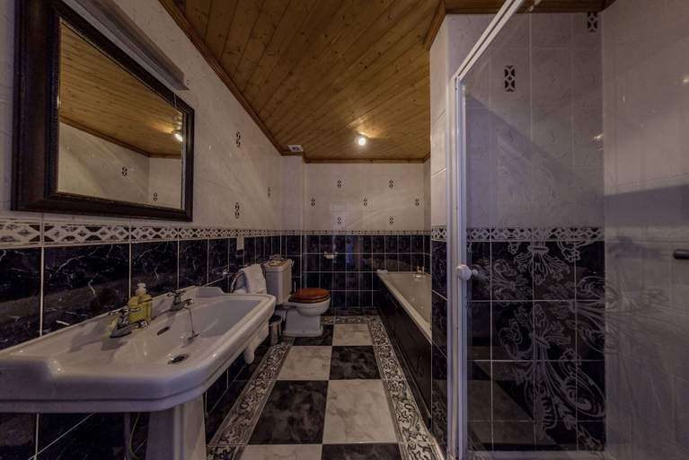 Bathroom 4, Craigard House Hotel, Argyll and Bute