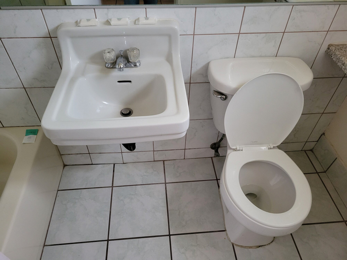 Bathroom 5, Emerald Inn & Lounge, Riverside