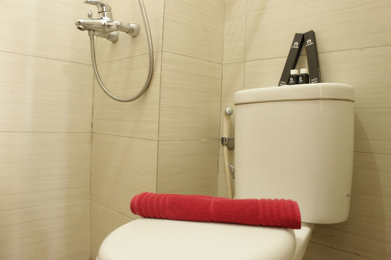 Bathroom 5, Comfy & Strategic 2BR Gateway Pasteur Apartment near Pasteur Exit Toll By Travelio, Bandung
