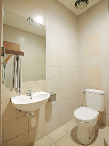 Bathroom 5, Capital O Galaxy Inn, Bandung