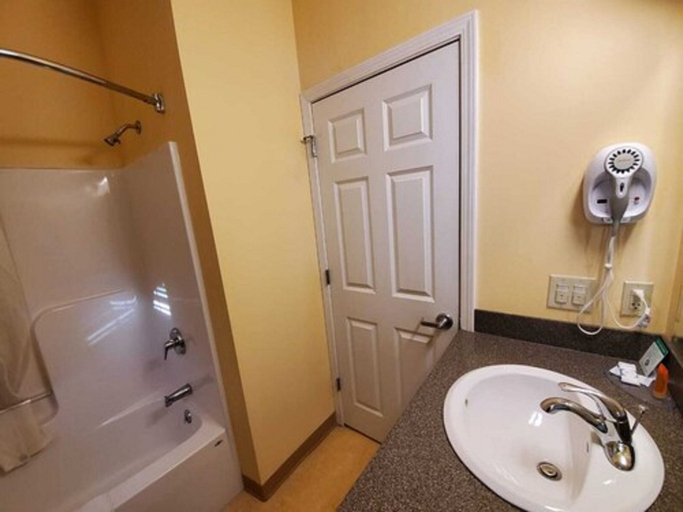 Bathroom 4, Budget Inn Williamsport, Lycoming
