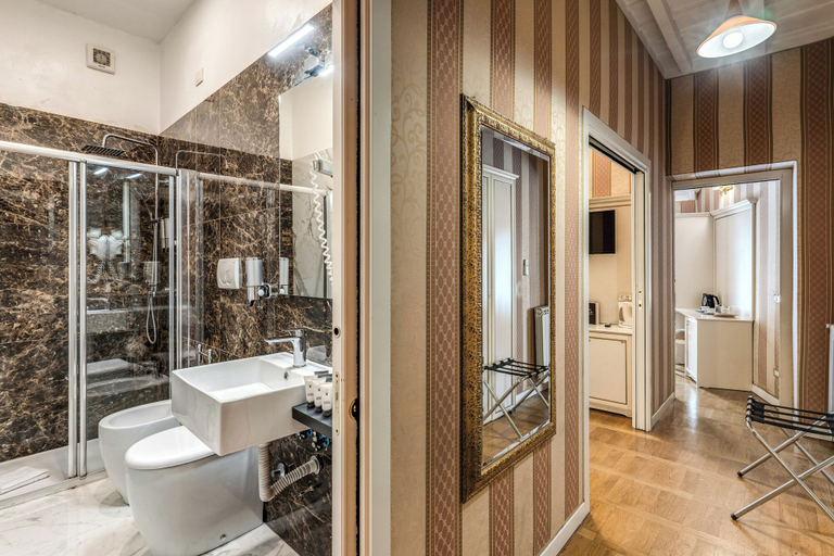 Bathroom 4, Relais Fontana di Trevi, Roma