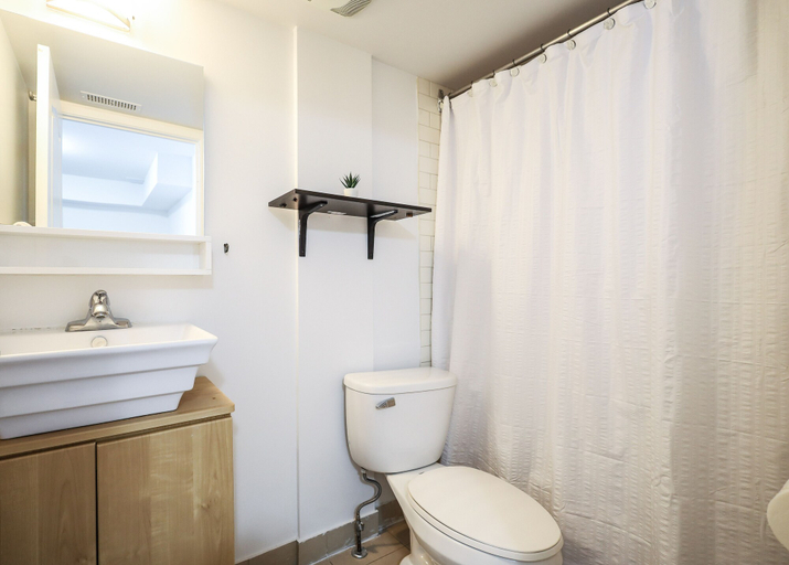 Bathroom 2, Kensington Boutique Suites, Toronto