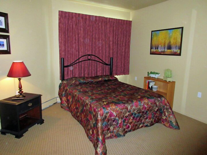 Bedroom 3, Soda Butte Lodge, Park