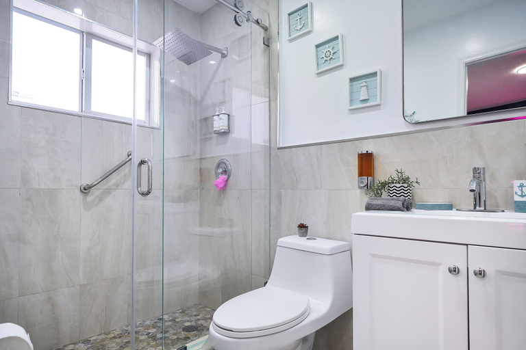 Bathroom 4, Unique Escape GameRoom! Bar, BBQ, Spacious, and Near Beach, Miami-Dade