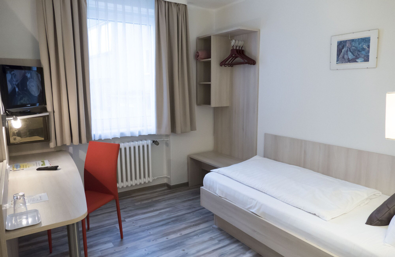 Bedroom 3, Hotel Excelsior, Kassel