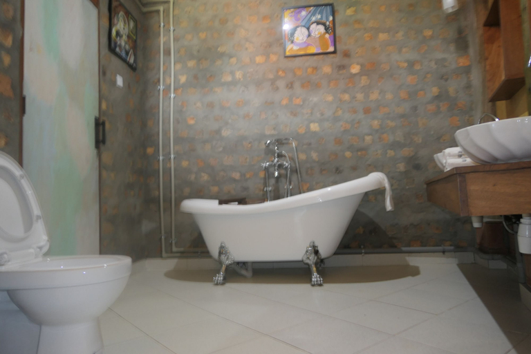 Bathroom 4, Buvi Lodge, Busiiro