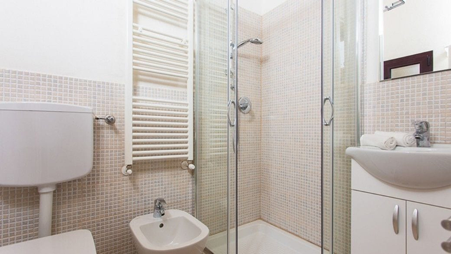 Bathroom 5, Toscanini Rooms, Ravenna