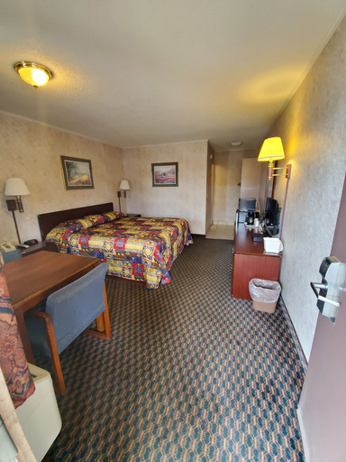 Bedroom 2, Richmond Inn & Suites, Wayne