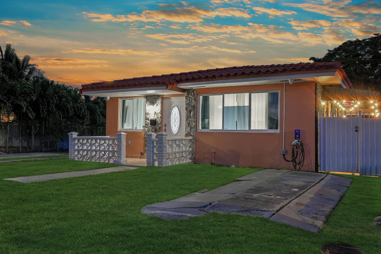 Exterior & Views 2, 4 to 23 Guests GameRoom 2 Kitchens BAR BBQ, Miami-Dade