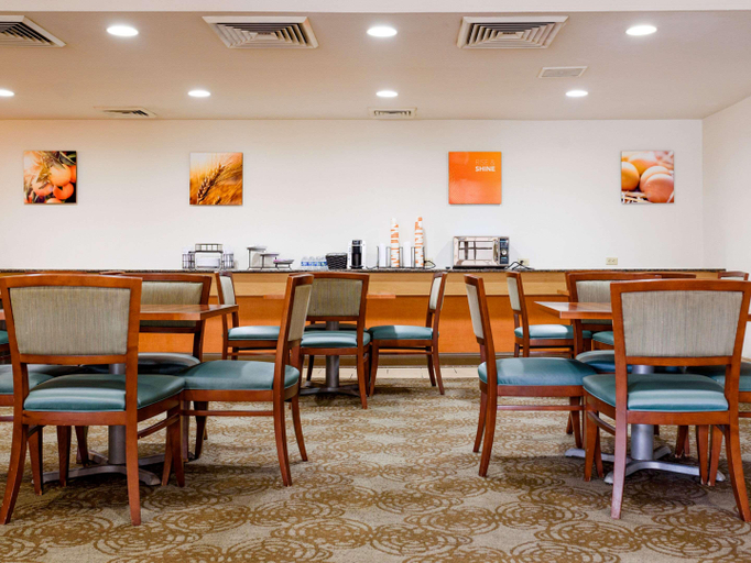 Food & Drinks 5, Comfort Suites Baton Rouge South I-10, East Baton Rouge