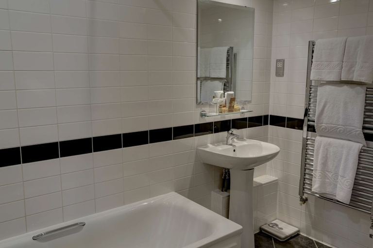 Bathroom 4, Best Western Ship Hotel, Surrey