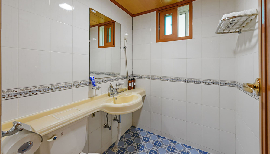 Bathroom 3, Seorak Pension, Sokcho