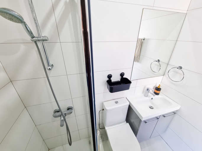 Bathroom 3, Sea La Vie Seaview Apartment, Larnaca