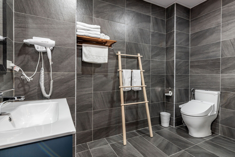 Bathroom 2, Meets Anping, Tainan