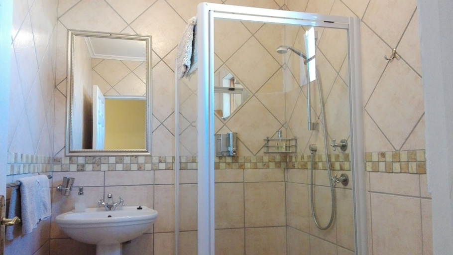 Bathroom 5, Saxe-Coburg Lodge, Central Karoo