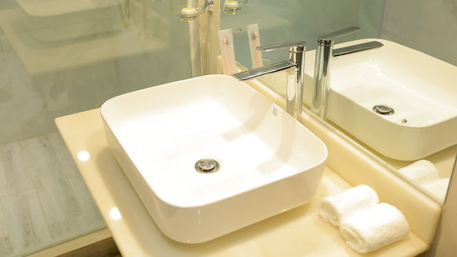 Bathroom 5, Meilin International Hotel, Kampala