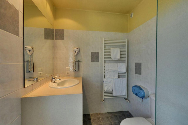 Bathroom, Logis Auberge des Vieux Chênes, Corrèze