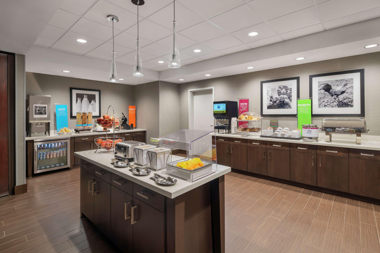 Food & Drinks 5, Hampton Inn By Hilton Sikeston, New Madrid