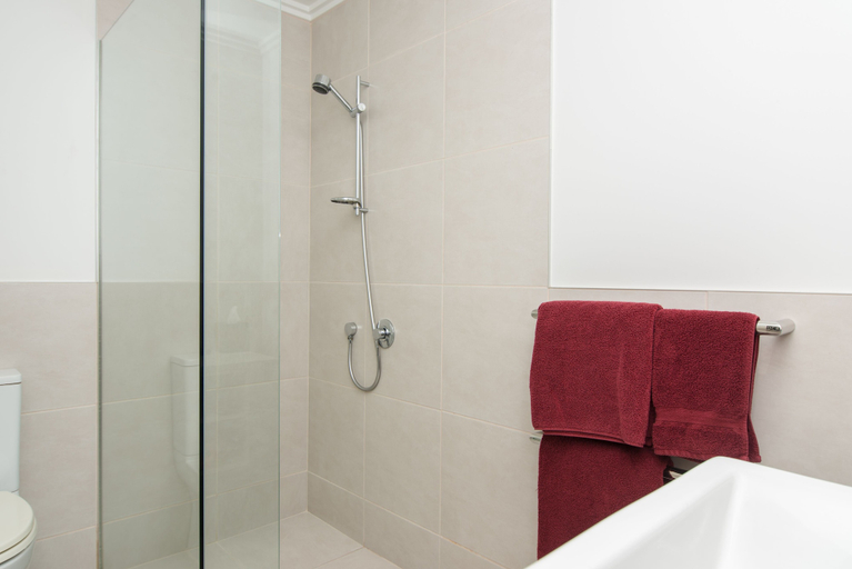 Bathroom 4, Decks of Paihia, Far North