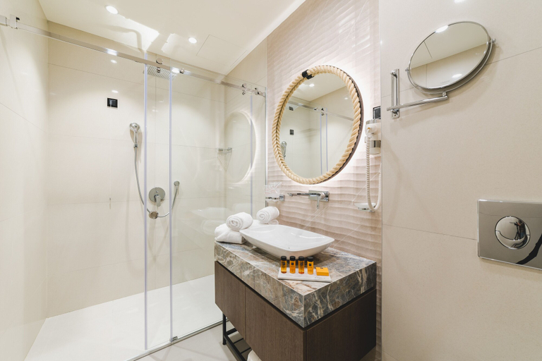 Bathroom 4, Aurel Coast