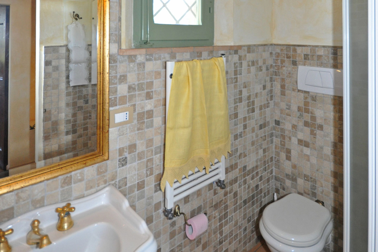 Bathroom 4, Castelmuzio, Siena