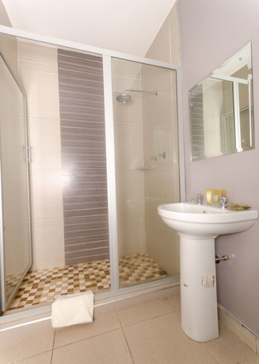 Bathroom 3, Sarum Lodge, Harare
