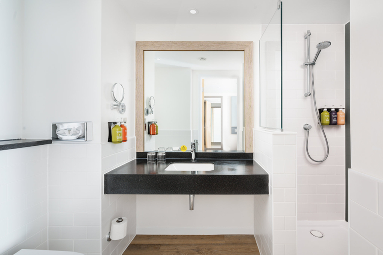 Bathroom 4, Holiday Inn LINCOLN by IHG, Lincolnshire