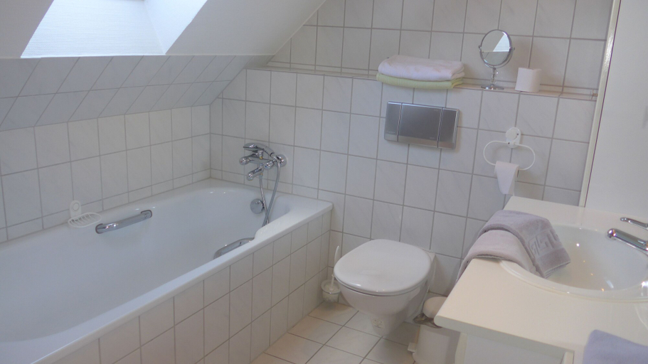 Bathroom 3, Haus Eveline, Leer