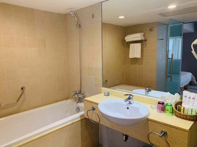 Bathroom 5, Days Inn Guangzhou, Guangzhou