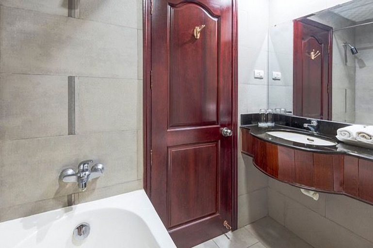 Bathroom 4, Phu Quy Hotel, Nha Trang