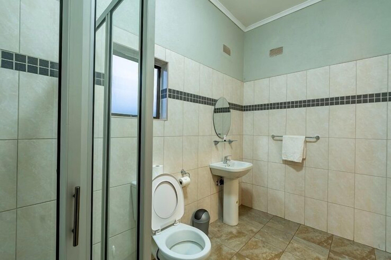Bathroom 5, Dzimbahwe Guest Lodge, Hwange
