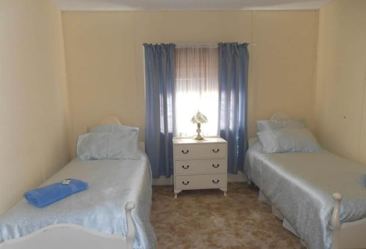 Bedroom 2, Lilly May Cottage, Broken Hill
