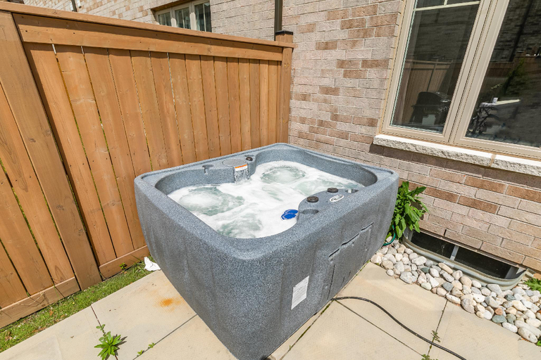 Bathroom, GLOBALSTAY Waterfront 18Ppl 5BR TH Hot tub Sauna, Hamilton