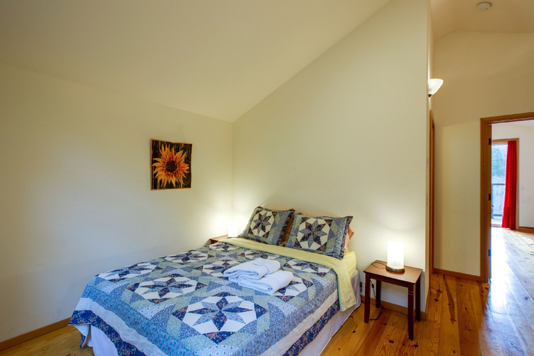 Bedroom 2, 70MBR- Hot Tub - BBQ - Wi-Fi - Pets Ok - Sleeps 8, Whatcom
