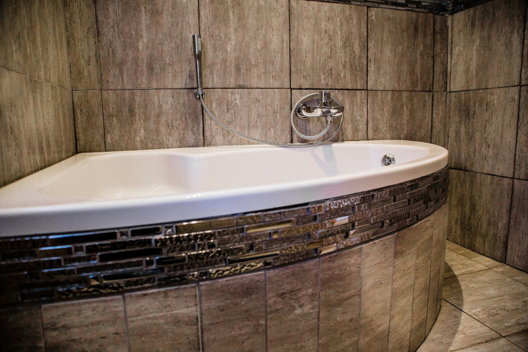 Bathroom 5, Nauntons Guest House, Uthukela