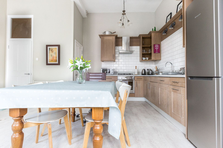 Others 4, Bright Two BR Period Apartment in Whitechapel, London