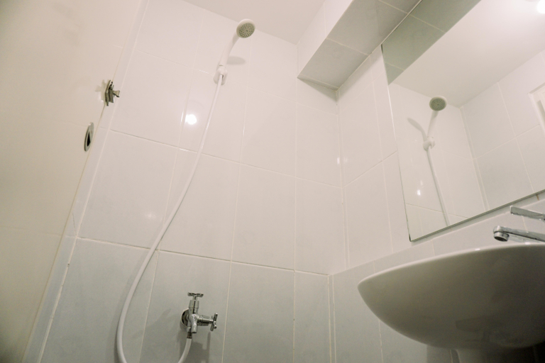Bathroom 5, Cozy Studio at High Floor Tokyo Riverside PIK 2 Apartment By Travelio, Tangerang