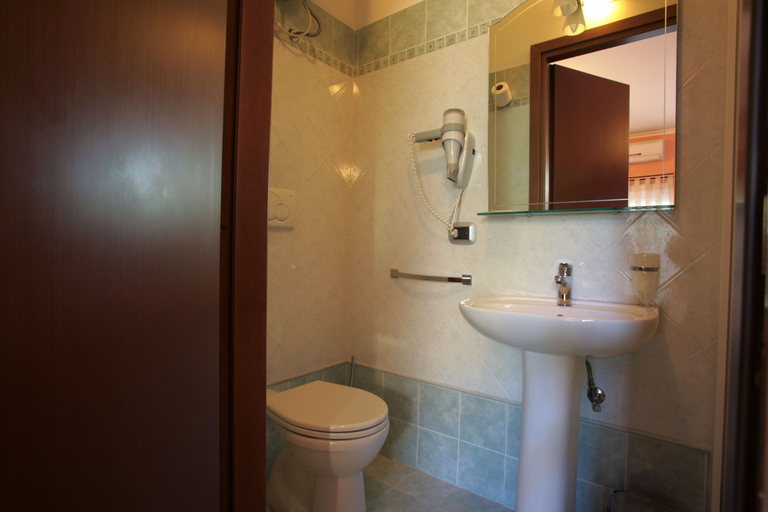 Bathroom 4, Airport Hotel, Rome
