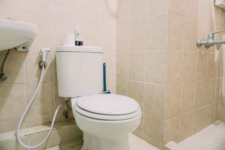 Bathroom 5, Best View 2BR at Green Bay Pluit Apartment By Travelio, North Jakarta