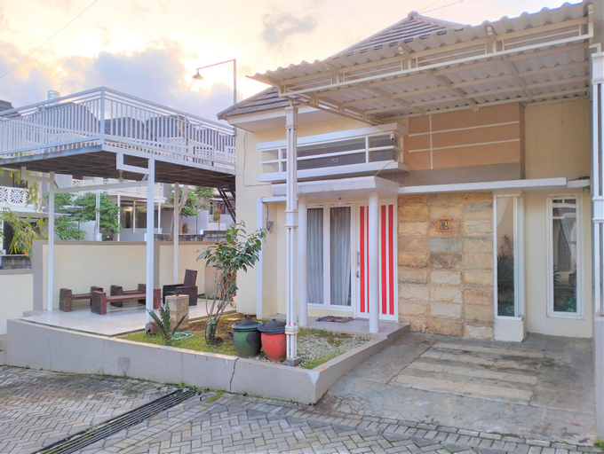 VILLA PERMATA GARDEN KOTA BATU(plus Kanopi Balkon), Malang
