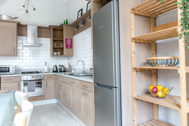 Others 5, Bright Two BR Period Apartment in Whitechapel, London