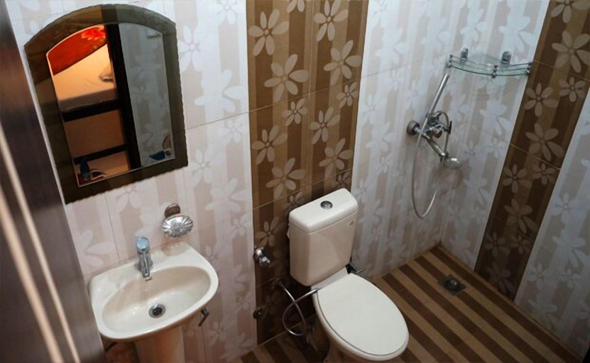 Bathroom 4, Hotel Robin, Amritsar