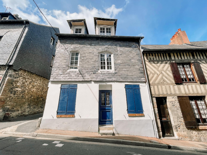 Exterior & Views