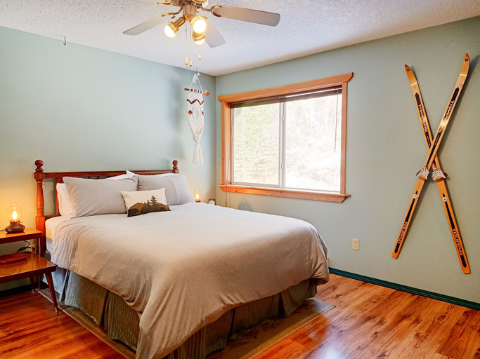 Bedroom 2, Golden Mountain View Suites, Columbia-Shuswap