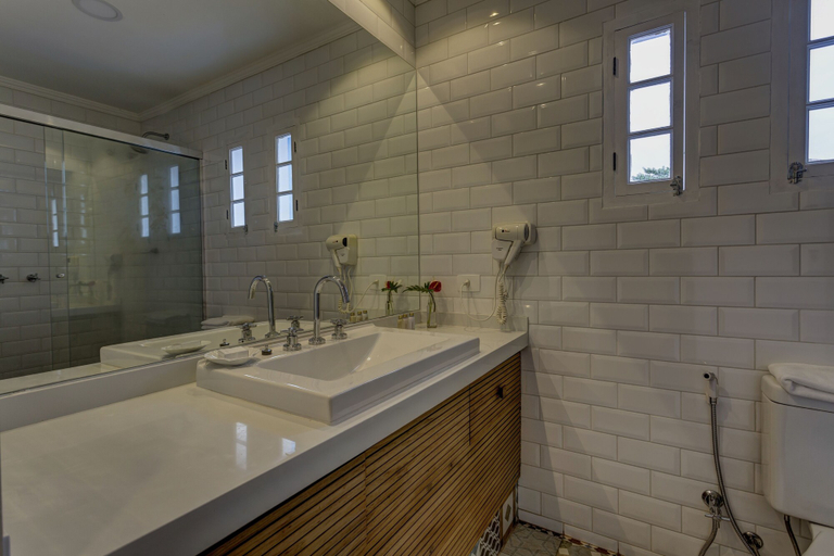 Bathroom 4, Sandi Hotel, Parati