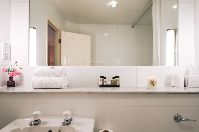 Bathroom 4, Abbey Court