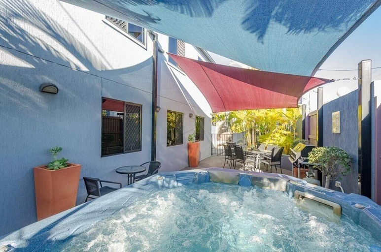 Sport & Beauty, Central Studio Accommodation, Gladstone