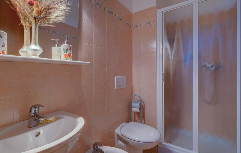 Bathroom 2, sunny villa apartment, Verona