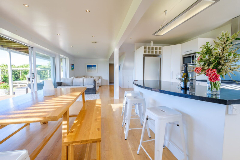 Food & Drinks, Palm Ridge - near Onetangi & Palm Beach, Auckland